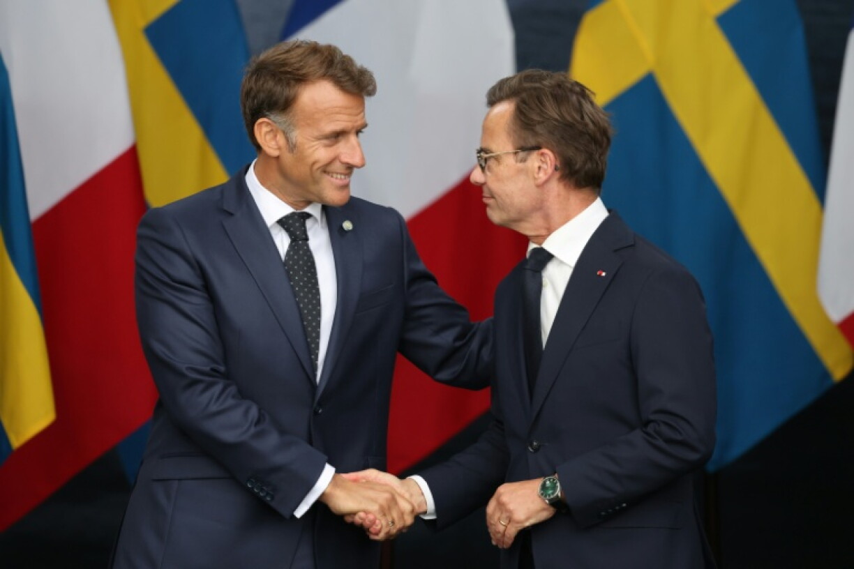 Le président français et le Premier ministre suédois Ulf Kristersson se serrent la main après la signature d'un contrat portant sur l'acquisition par la Suède de quatre frégates françaises, le 31 août 2026 à Stockholm