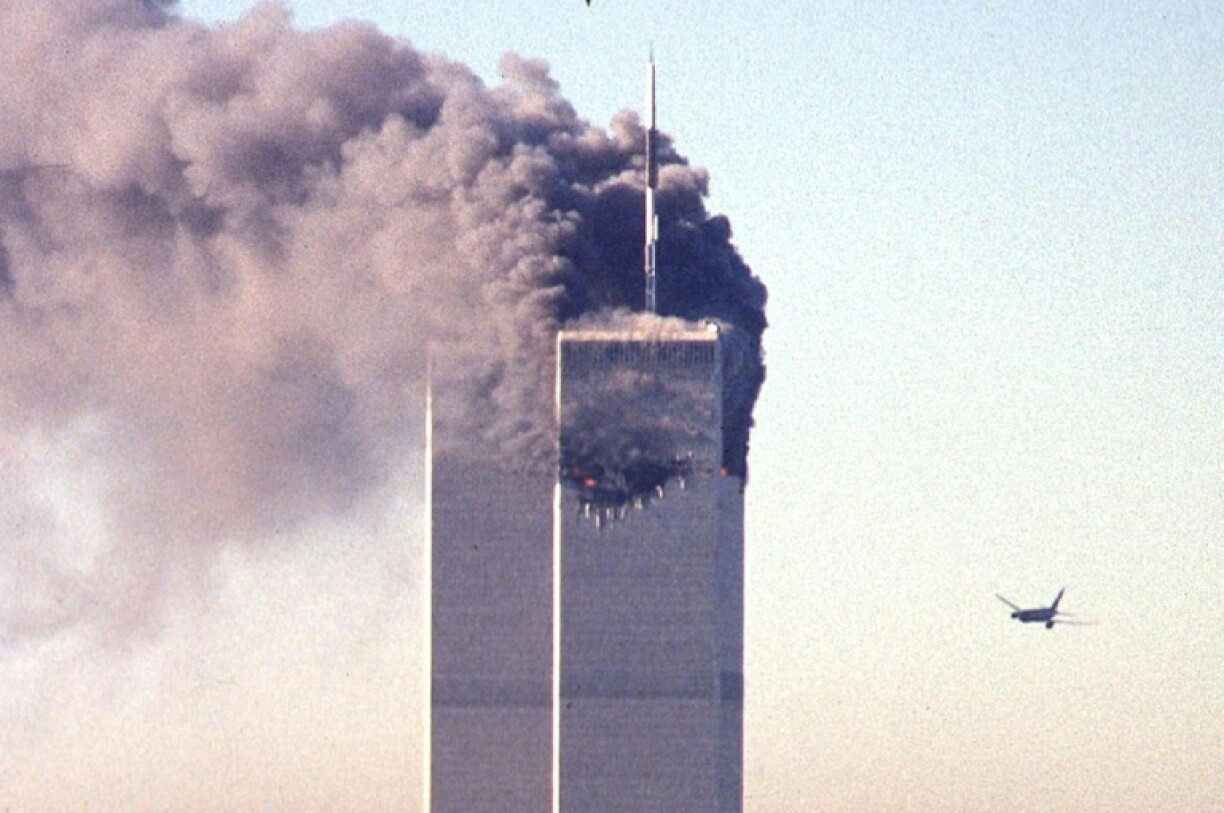 Un avion de United Airlines approche la tour sud du World Trade Center après une première collision d'un autre avion sur le tour sud, le 11 septembre 2001 à New York.
