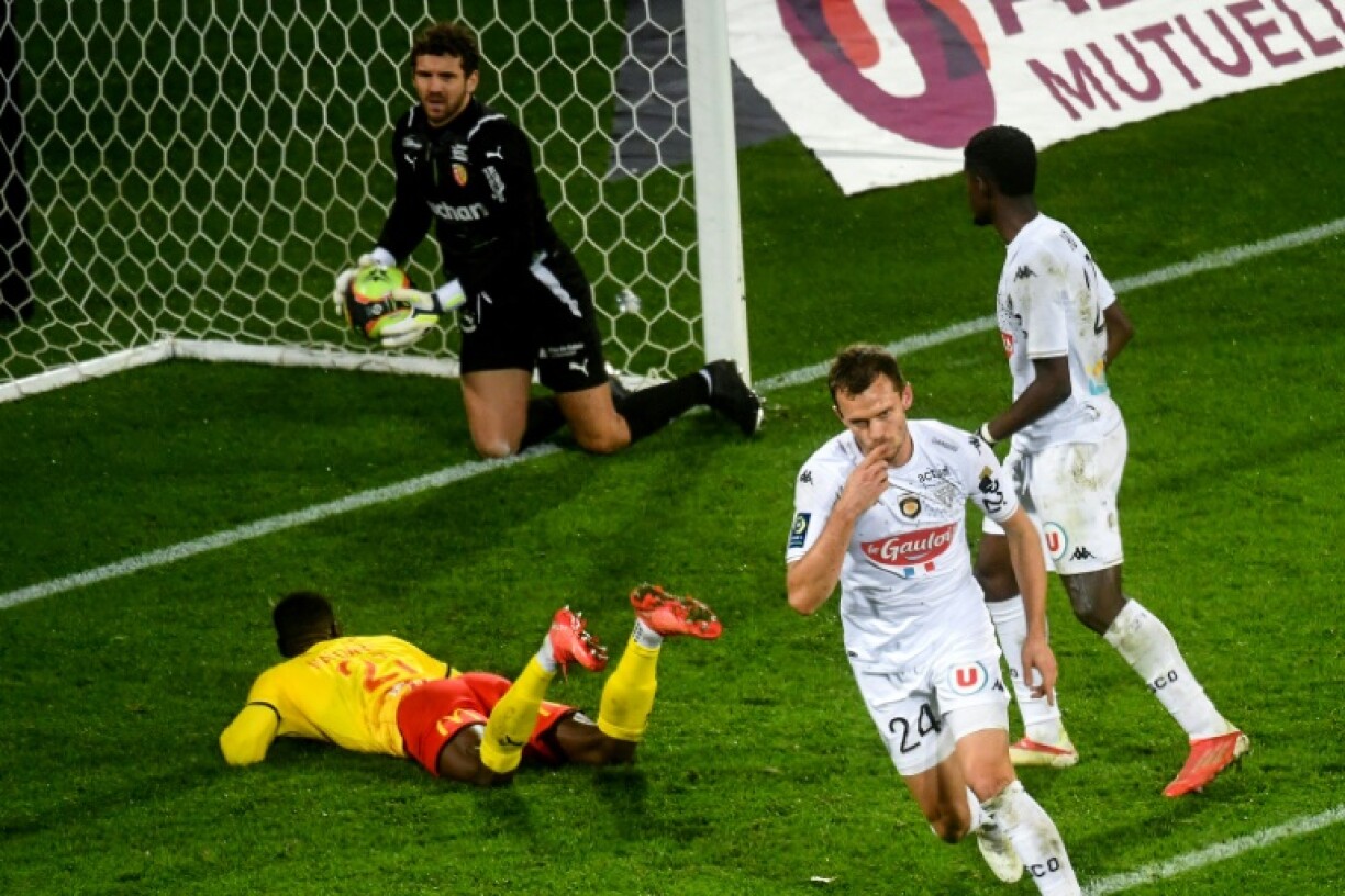 La joie du défenseur angevin Romain Thomas, après avoir égalisé (2-2) contre Lens, en ouverture de la 15e journée de Ligue 1, le 26 novembre 2021 au Stade Félix Bollaert-Delélis