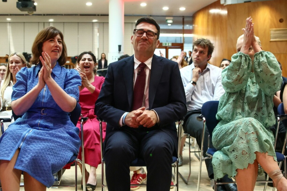 Andy Burnham sourit aux côtés de son épouse Marie-France van Heel, alors qu'il est confirmé comme nouveau leader du parti travailliste et prochain Premier ministre britannique, à Londres le 17 juillet 2026