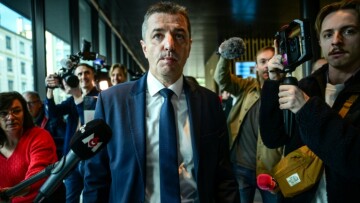 Le maire de Saint-Etienne, Gaël Perdriau, à la sortie du tribunal à Lyon le 1er décembre 2025