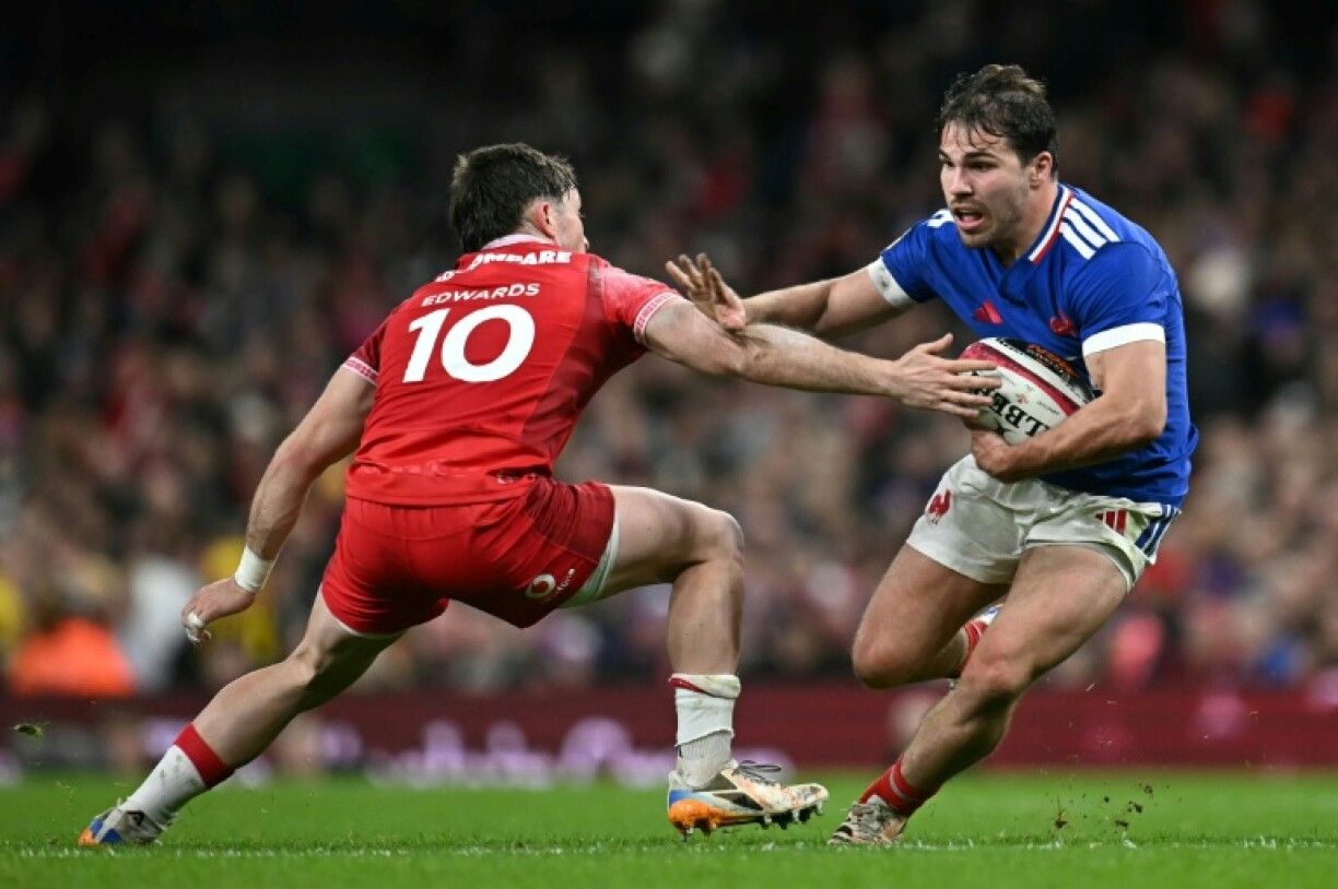 Le demi de mêlée des Bleus Antoine Dupont (à droite) lors du match contre le pays de Galles, le 15 février 2026 à Cardiff