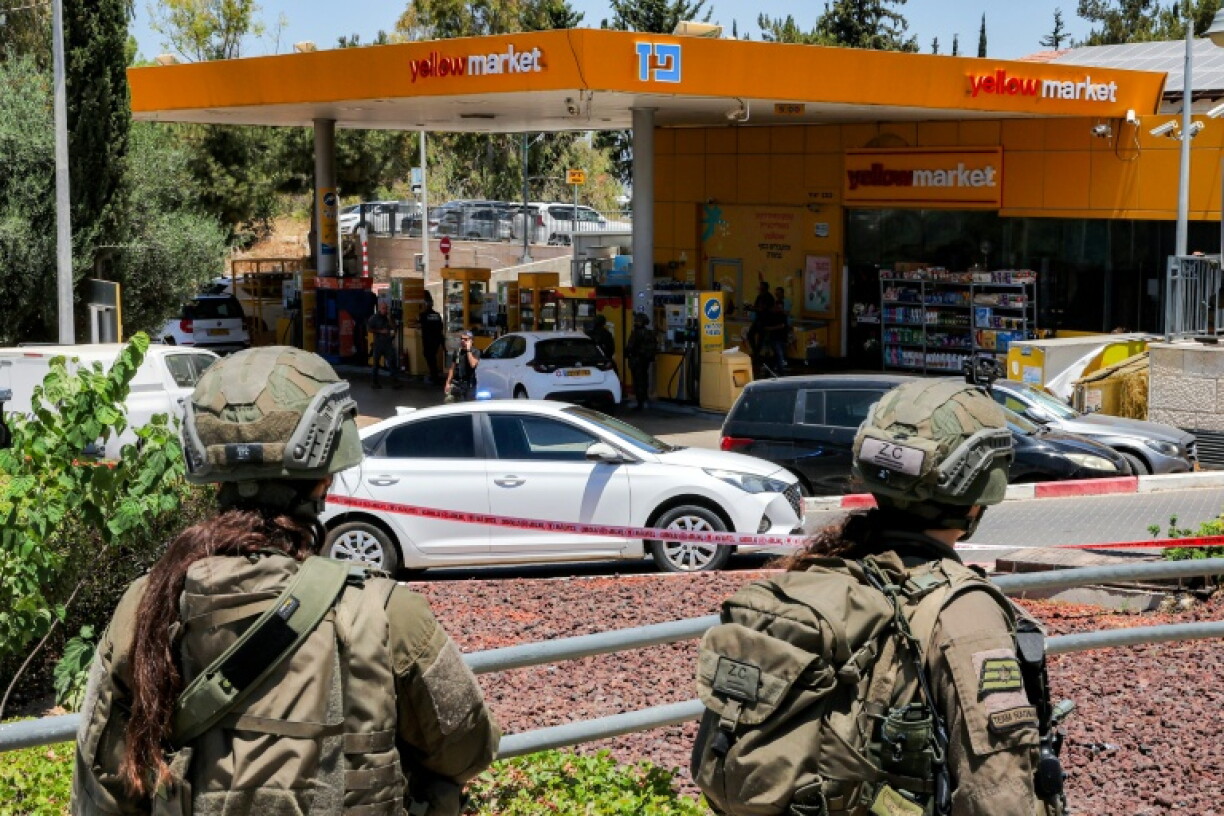 Des membres de forces de sécurité israéliennes sur les lieux d'une fusillade à Kokhav Yaïr, dans le centre du pays, près de la Cisjordanie occupée, le 7 juin 2026