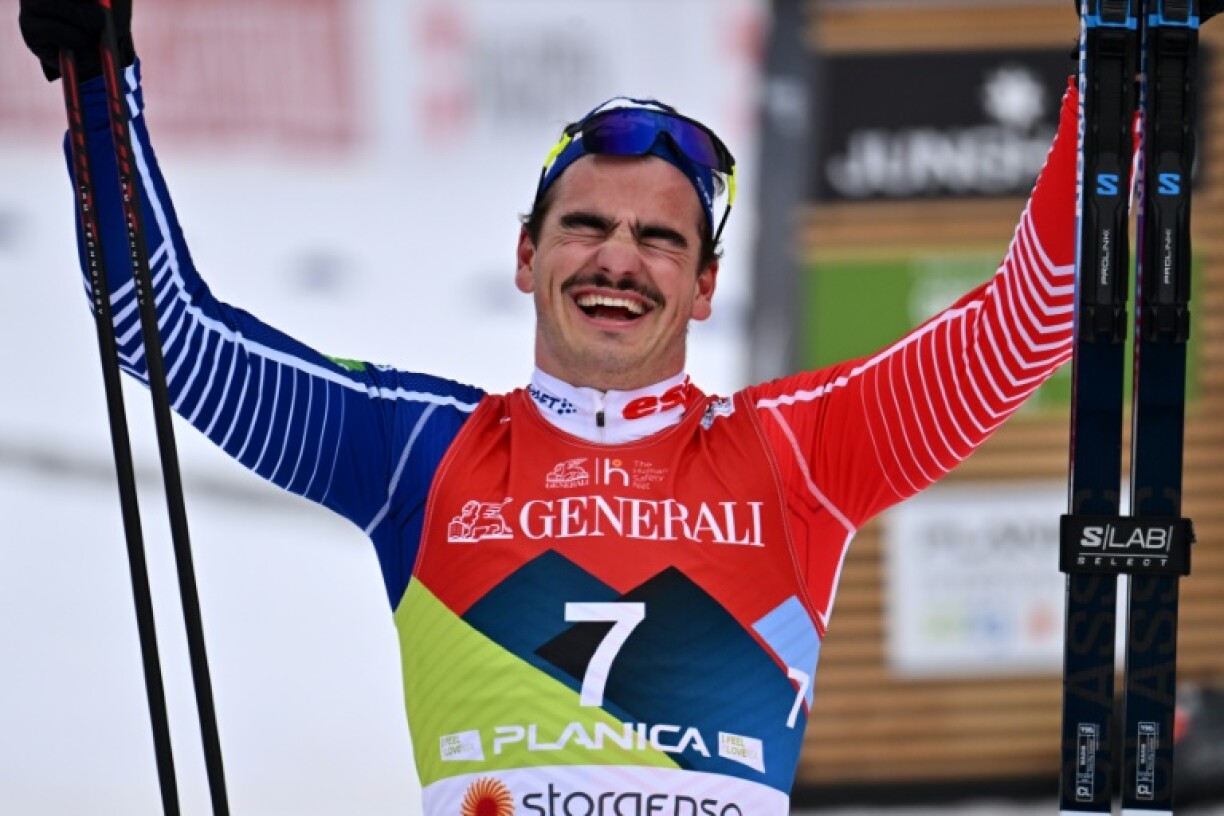 Jules Chappaz ravi de sa 3e place sur le podium du sprint classique des Mondiaux de Planica, en Slovénie, le 23 février 2023
