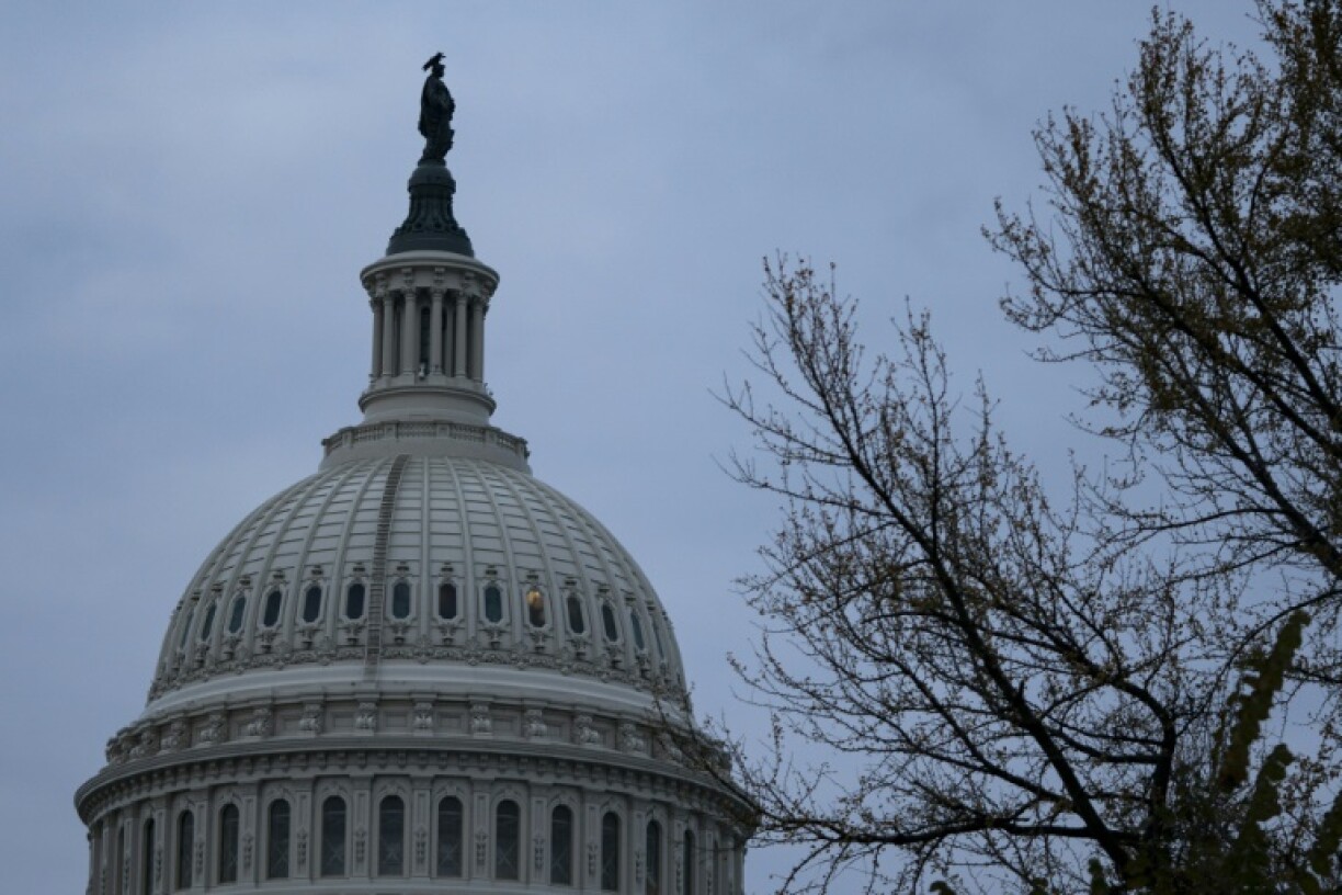 US lawmakers are battling to avert a government shutdown this weekend