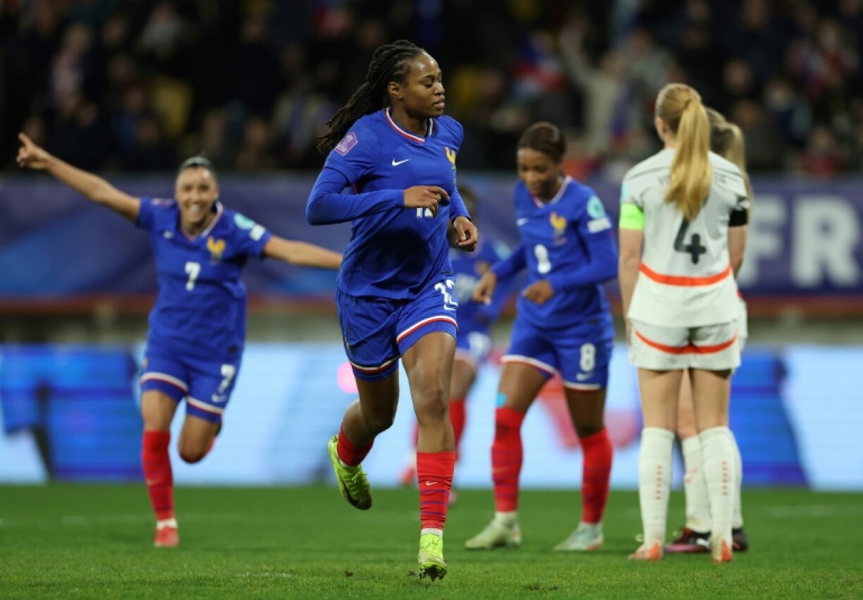 Marie-Antoinette Katoto (C) vient de marquer le but du break pour les Bleues contre l'islande au Mans, le 25 février 2025