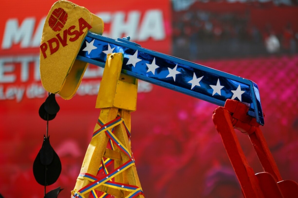 Une fausse plateforme de forage pétrolier vue lors d'une marche convoquée par le Parti socialiste unifié du Venezuela (PSUV) en soutien à la Loi sur les hydrocarbures et exigeant la libération de Maduro, à Caracas, le 29 janvier 2026