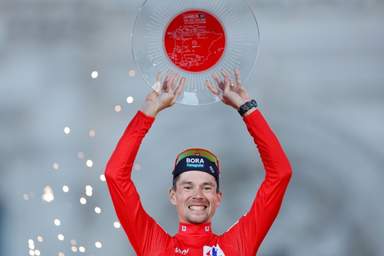 Primoz Roglic, qui a porté à 38 reprises le maillot rouge de leader de la Vuelta dans sa carrière, célèbre son quatrième sacre dans le Tour d'Espagne le 8 septembre 2024 à Madrid