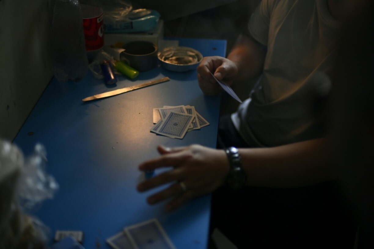 Des détenus jouent aux cartes dans leur cellule de la prison de Namur, le 23 juin 2026 en Belgique