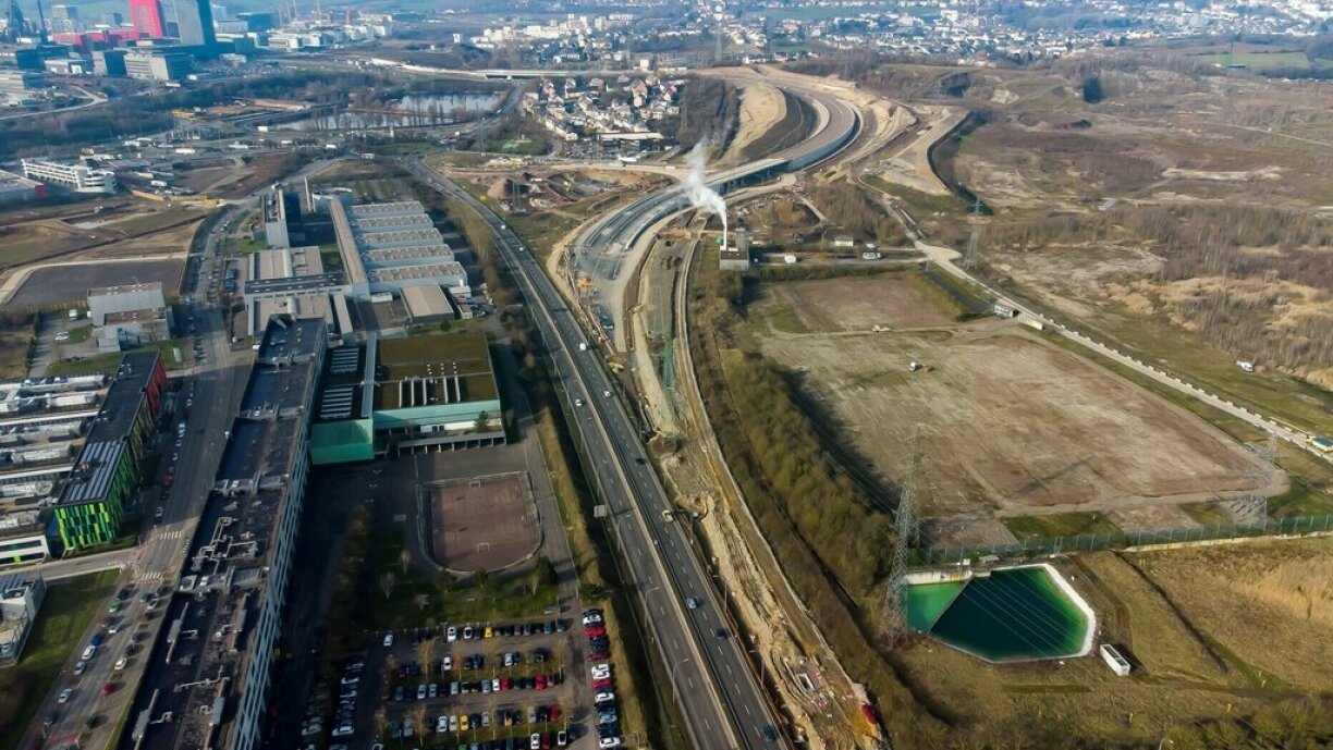 L'autoroute est en travaux pour permettre le raccordement au nouveau tronçon de l'A4 vers la liaison Micheville, que l'on voit en arrière-plan.