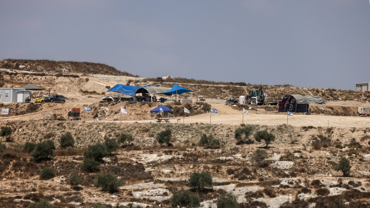 En Ausseposte vun israeelesche Siidler beim Palästinenser-Duerf Hajjah.