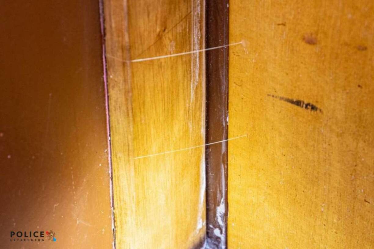 Un exemple de fils de colle posés sur une porte d'entrée par des cambrioleurs.