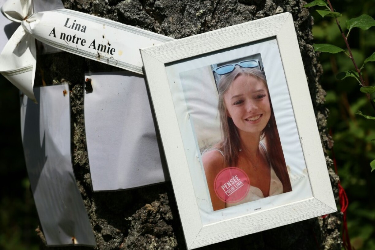 Une photo de Lina est fixée sur un arbre près de l'endroit où la jeune fille a disparu en septembre 2023, le 30 juillet 2024 à Saint-Blaise-la-Roche, dans le Bas-Rhin.