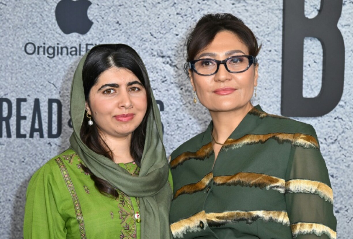 La militante et productrice pakistanaise Malala Yousafzai (g.) et la réalisatrice Sahra Mani assistent à la première de