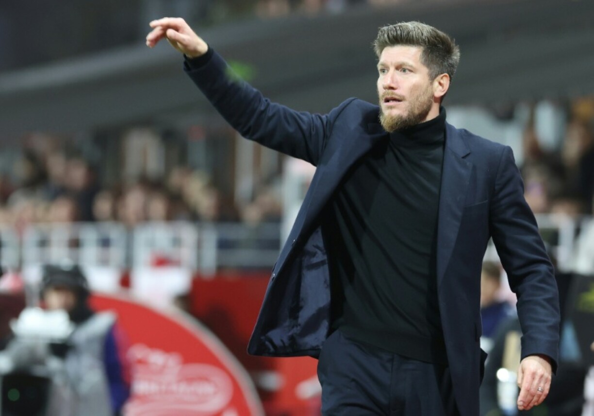 L'entraîneur de l'AS Monaco Sébastien Pocognoli tente de replacer ses joueurs lors du match de Ligue 1 à Brest, le 5 décembre 2025