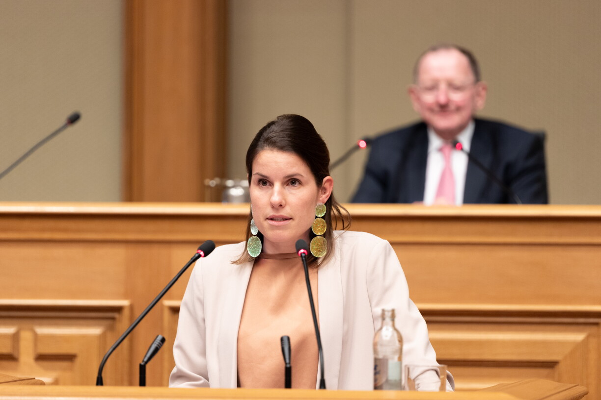 D'ADR-Parteipresidentin Alexandra Schoos um Riednerpult an der Chamber.