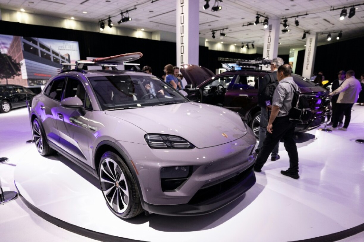 Une Porsche Macan présentée au salon de l'auto à Los Angeles.