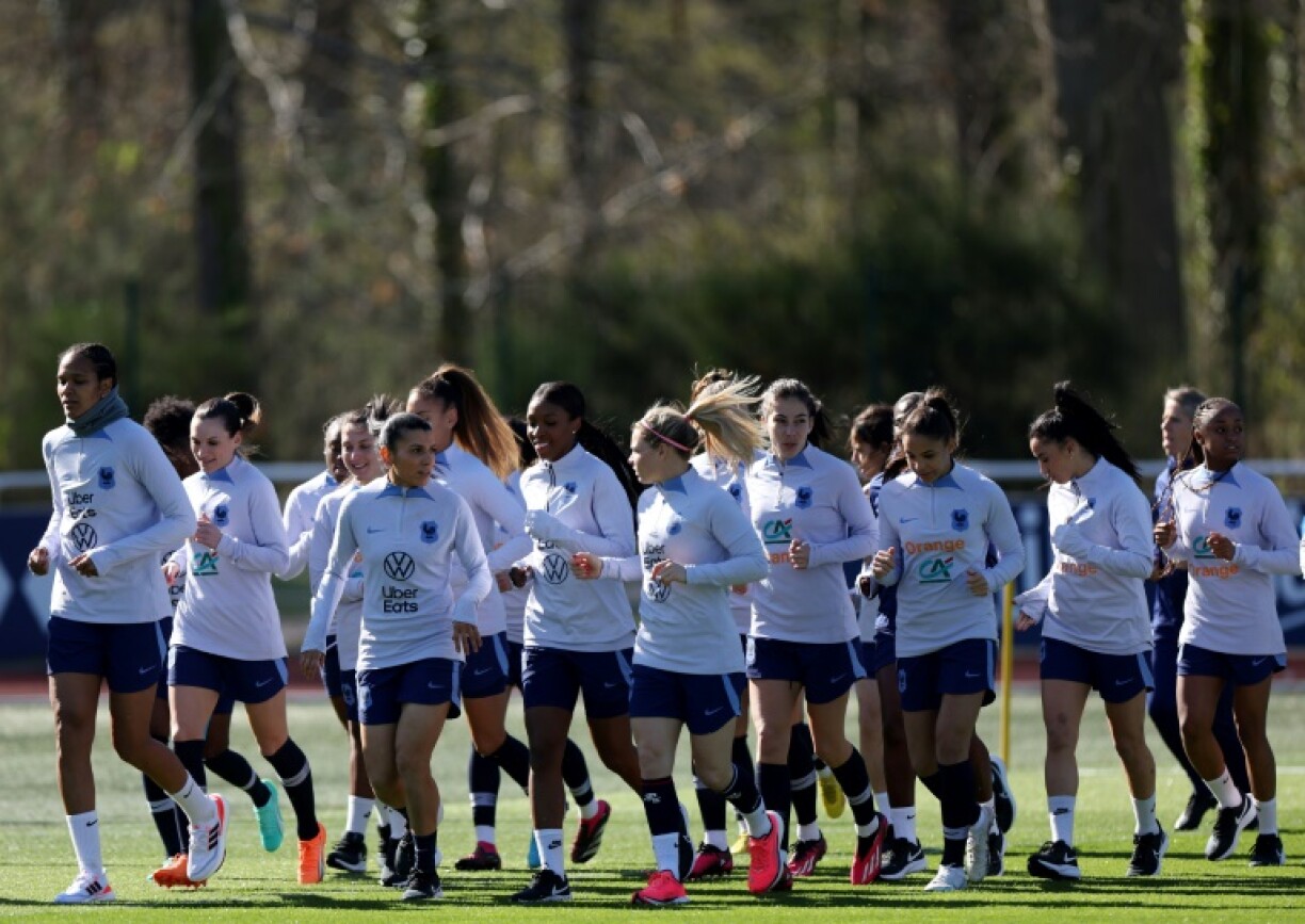 Wendie Renard (tout à gauche), qui retrouve son brassard de capitaine de l'équipe de France, mène le groupe à l'entraînement de lundi 3 avril à Clairefontaine.