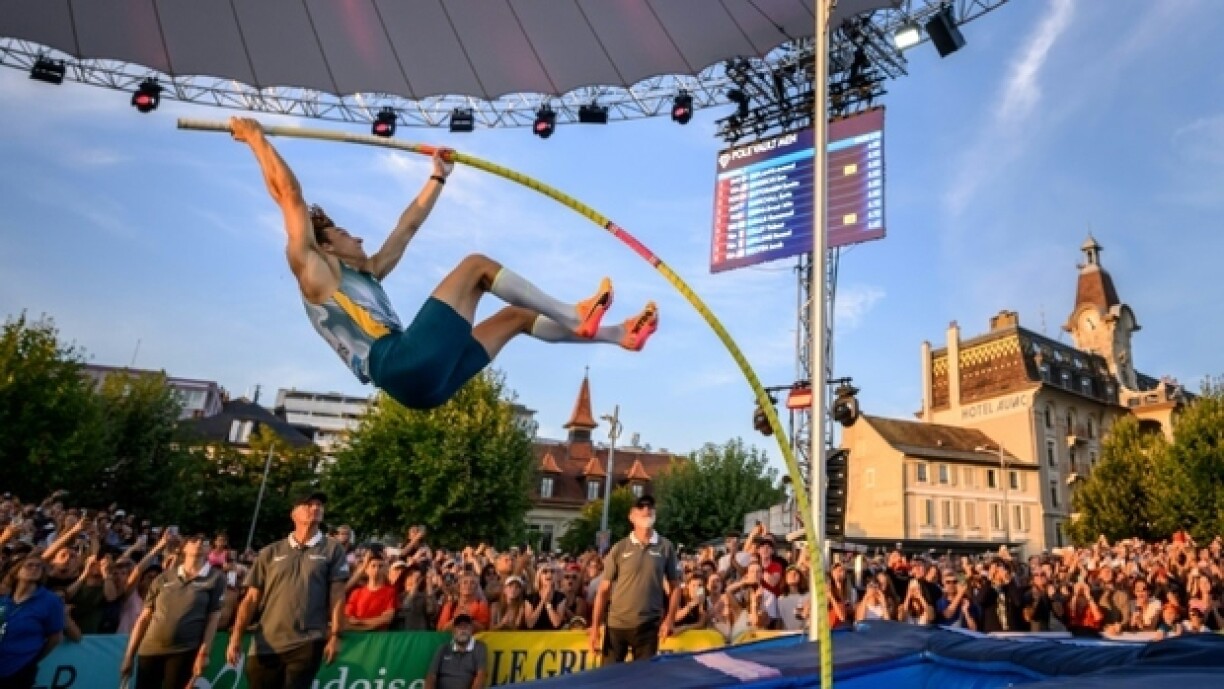 Le Suédois Armand Duplantis lors du concours de saut à la perche de la Ligue de Diamant organisé à Lausanne, Suisse, le 21 août 2024
