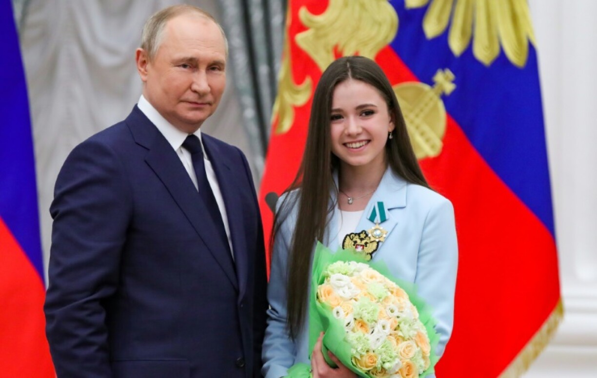Le président russe Vladimir Poutine pose avec la patineuse Kamila Valieva le 26 avril 2022 au Kremlin lors d'une cérémonie organisée enl'honneur des médaillés des Jeux olympiques d'hiver de Pékin