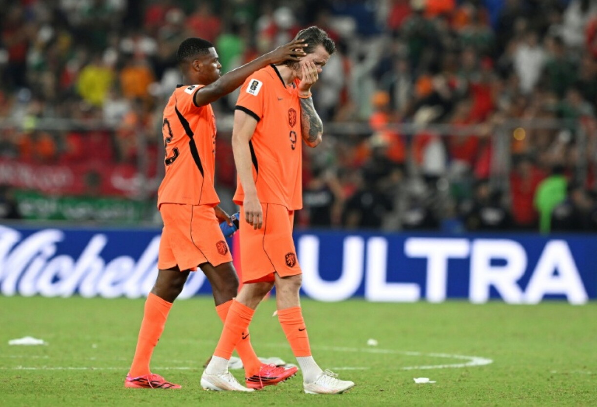 Denzel Dumfries (g) et Wout Weghorst après la défaite des Pays-Bas contre le Maroc en 16es de finale du Mondial, le 29 juin 2026 à Monterrey