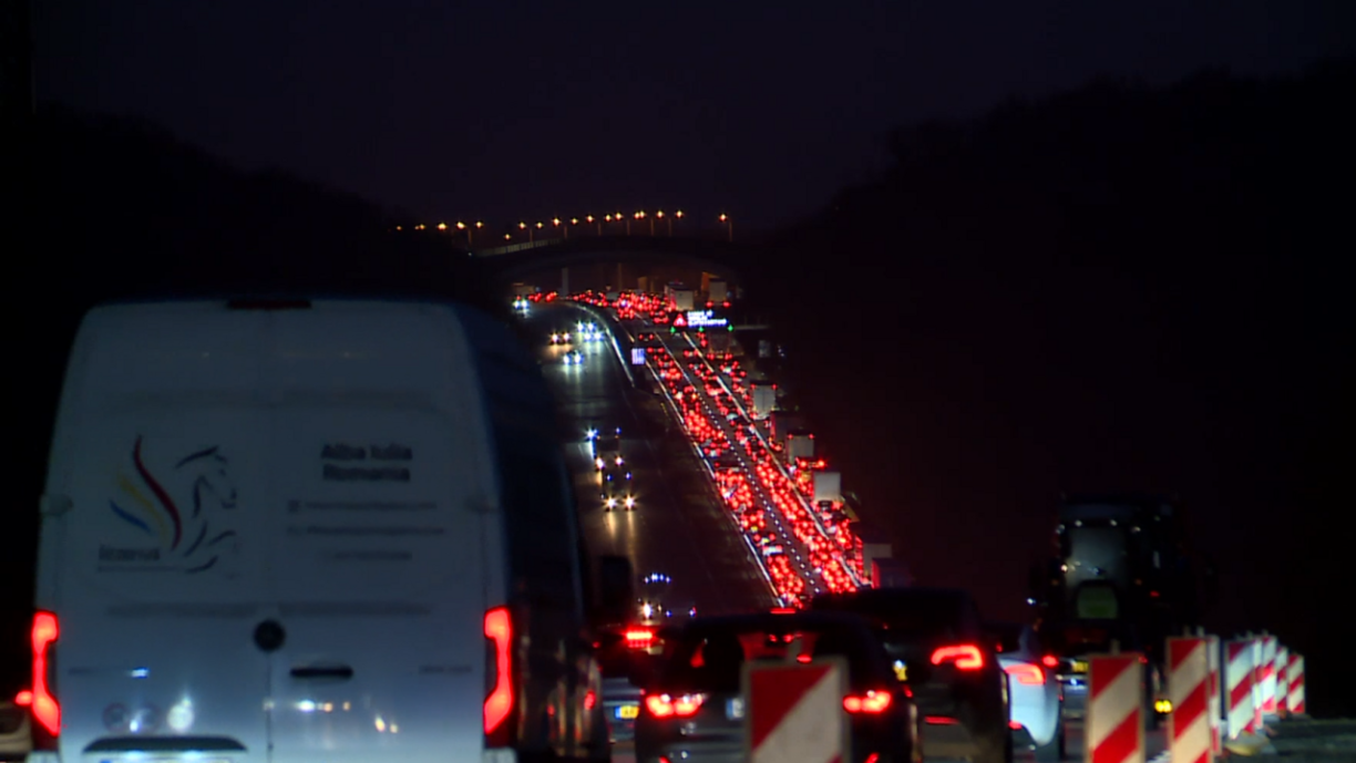 En heures de pointe du matin, le tronçon frontalier de l'A31 prend surtout la forme d'un long embouteillage en direction du Luxembourg.