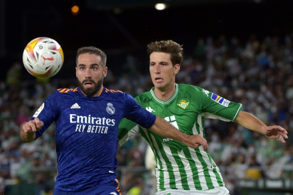 Le défenseur du Real Madrid Dani Carvajal (g) devant le défenseur du Real Betis Juan Miranda, le 28 août 2021 à Séville
