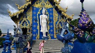 Des touristes visitent le temple bouddhiste Wat Rong Suea Ten, dit "Temple Bleu", dans la province de Chiang Rai, au nord de la Thaïlande, le 26 mai 2025