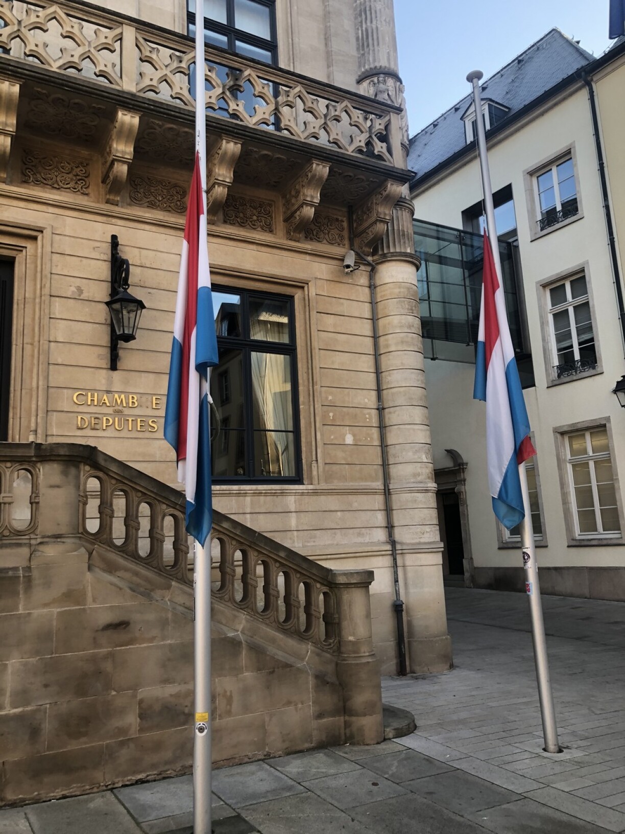 Fändelen op Hallefmast viurn der Chamber