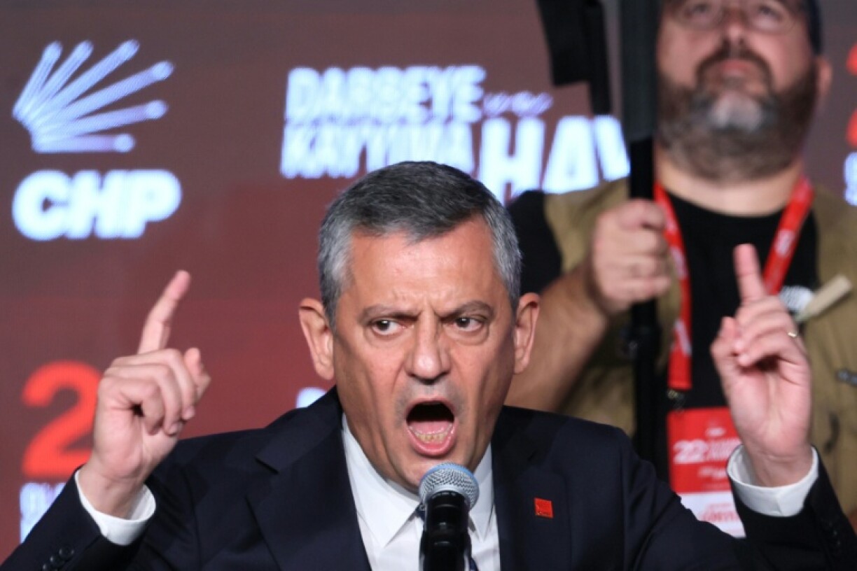 At the CHP congress, delegates reelected their leader Ozgur Ozel