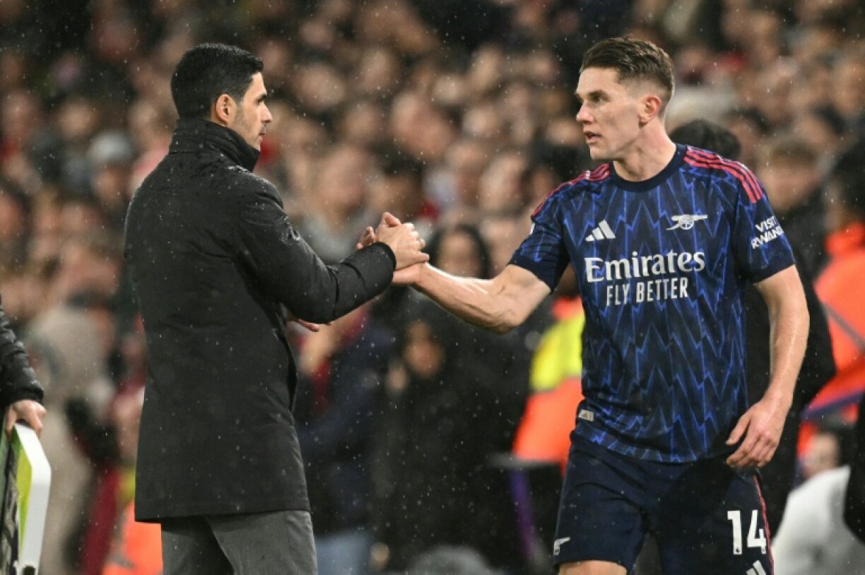 L'entraîneur d'Arsenal Mikel Arteta salue le buteur Viktor Gyökeres, lors du succès des Gunners à Leeds en championnat, le 31 janvier 2026