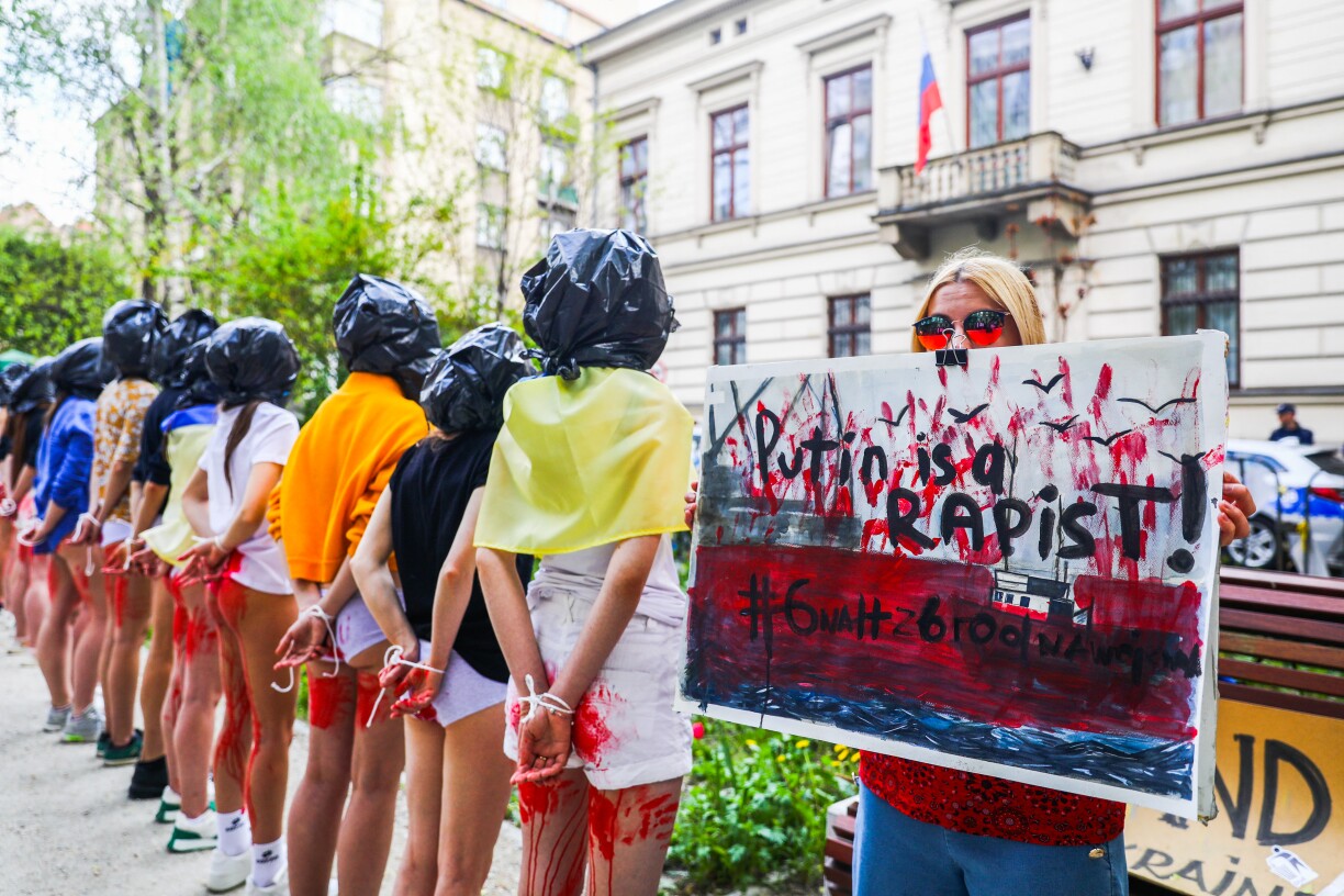 Des femmes ukrainiennes et polonaises participant à une manifestation "Le viol est un crime de guerre" devant le consulat général de Russie à Cracovie, en Pologne, le 8 mai 2022.