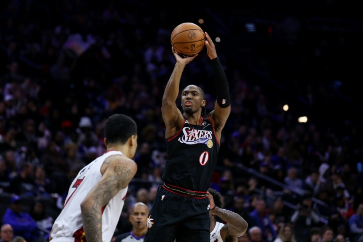 Tyrese Maxey tente un tir à trois points lors du match NBA des Philadelphia 76ers contre le Miami Heat, le 26 février 2026 à Philadelphie