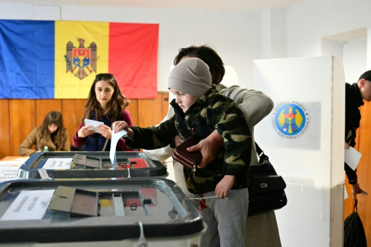 Dans un bureau de vote de Chisinau, le 28 septembre 2025