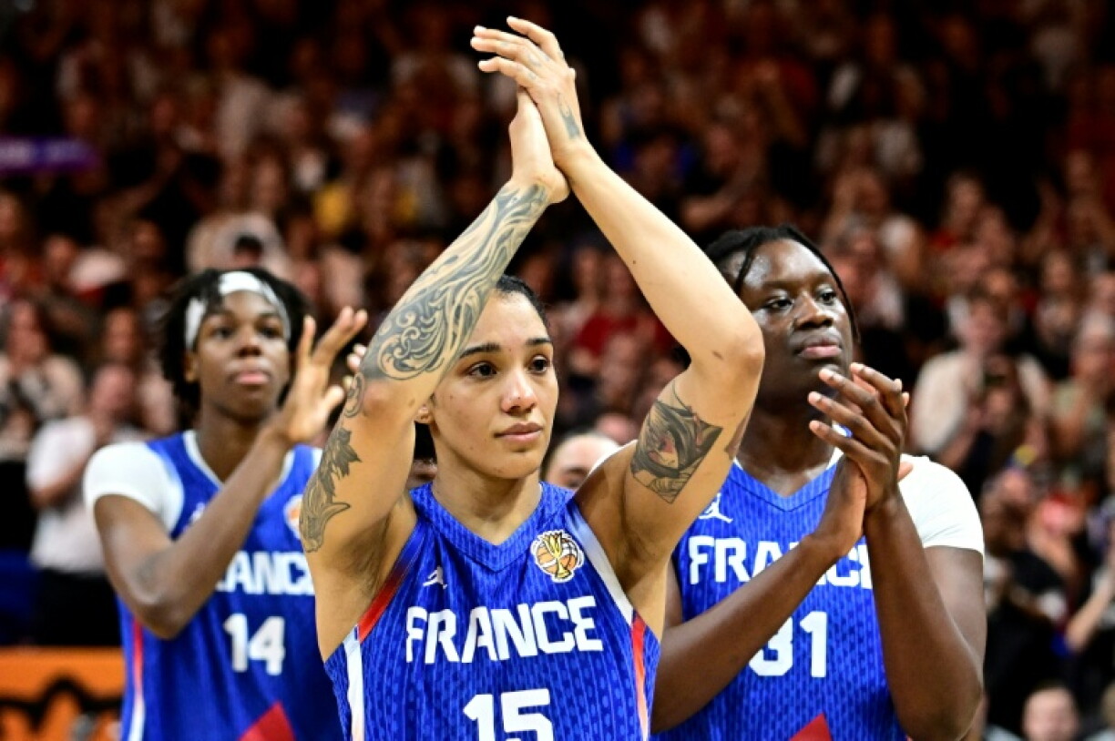 La capitaine française Gabby Williams (au centre) après la défaite en finale de Coupe du monde de basket contre les Etats-Unis, le 13 septembre 2026 à Berlin