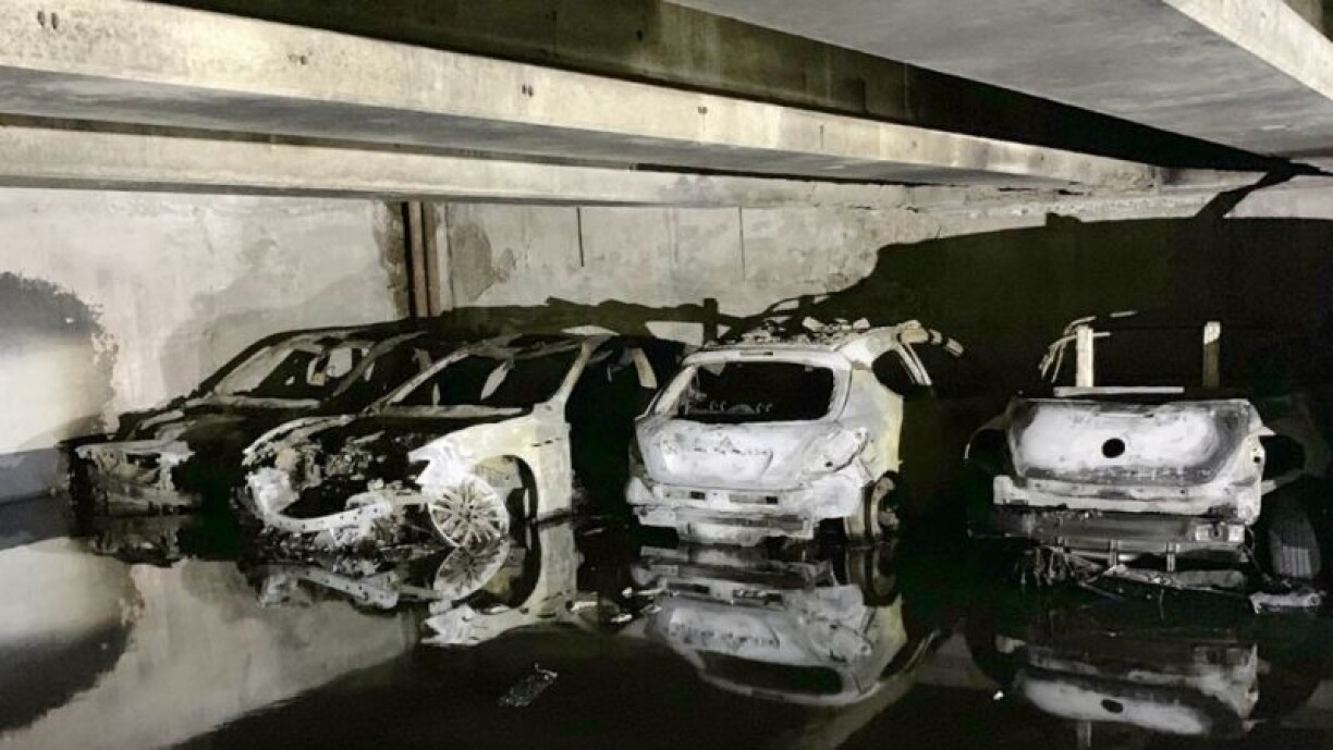 On en compte quatre sur la photo mais les autorités confirment que cinq voitures ont brûlé sous la place des Martyrs lundi