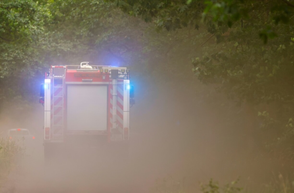 Wegen eines sich immer weiter ausweitenden Waldbrandes haben in Nordrhein-Westfalen hunderte Menschen ihre Häuser verlassen müssen. Das Feuer habe bereits 25 Hektar Land zerstört, sagte eine Sprecherin der im Kreis Düren gelegenen Gemeinde Hürtgenwald.