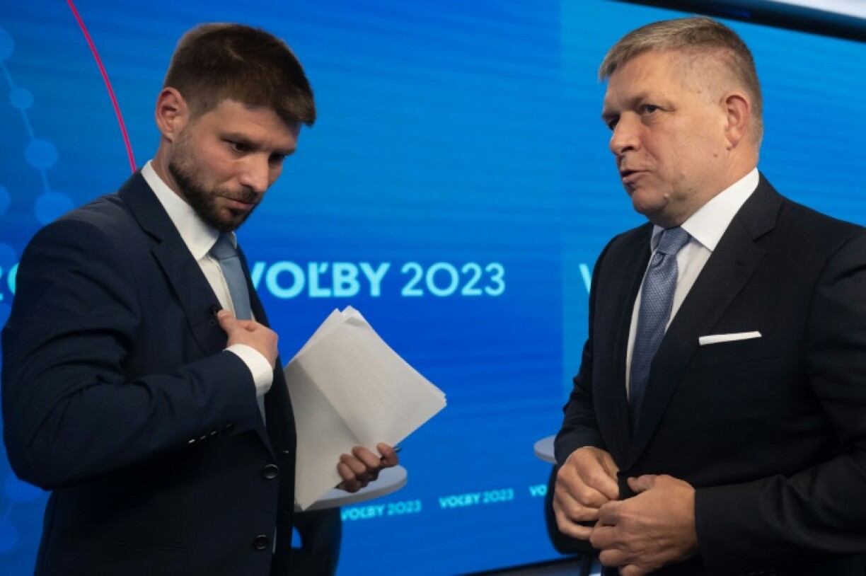 Le dirigeant du parti populiste slovaque Smer-SD Robert Fico (D) et le chef du parti Slovaquie progressive (PS) centriste Michal Simecka (G) se sont affrontés au cours d'un débat télévisé le 26 septembre 2023 à Bratislava avant des élections législatives