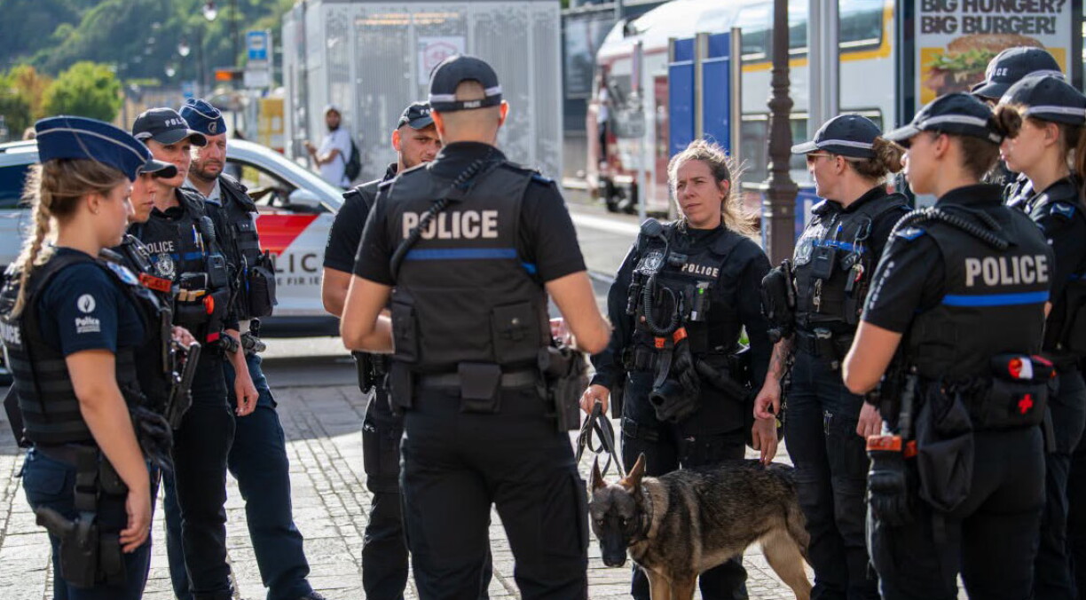 17 Polizisten, 1 Drogespierhond a 2 Beamte vun der belscher Police waren am Asaz.