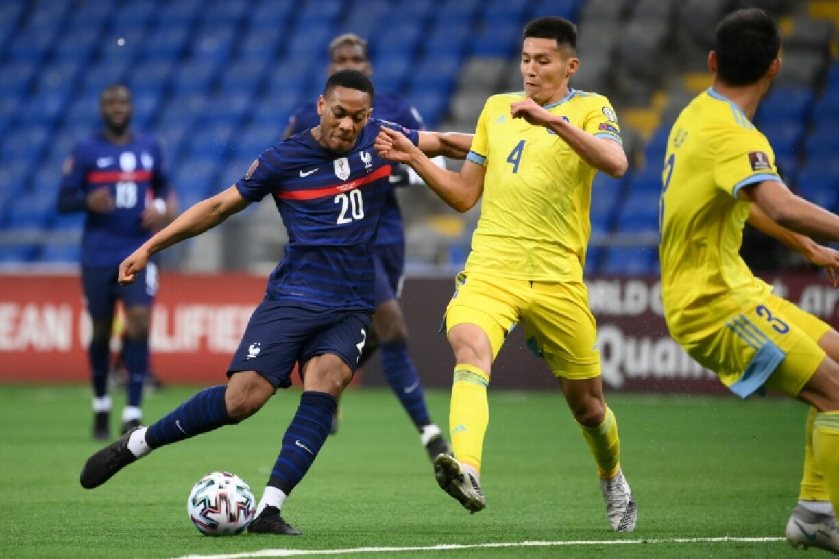 L'attaquant de l'équipe de France Anthony Martial, aux prises avec le défenseur kazakh Temirlan Yerlanov, lors du match de poule comptant pour les qualifications pour le Mondial 2022, le 28 mars 2021 à Nour-Soultan