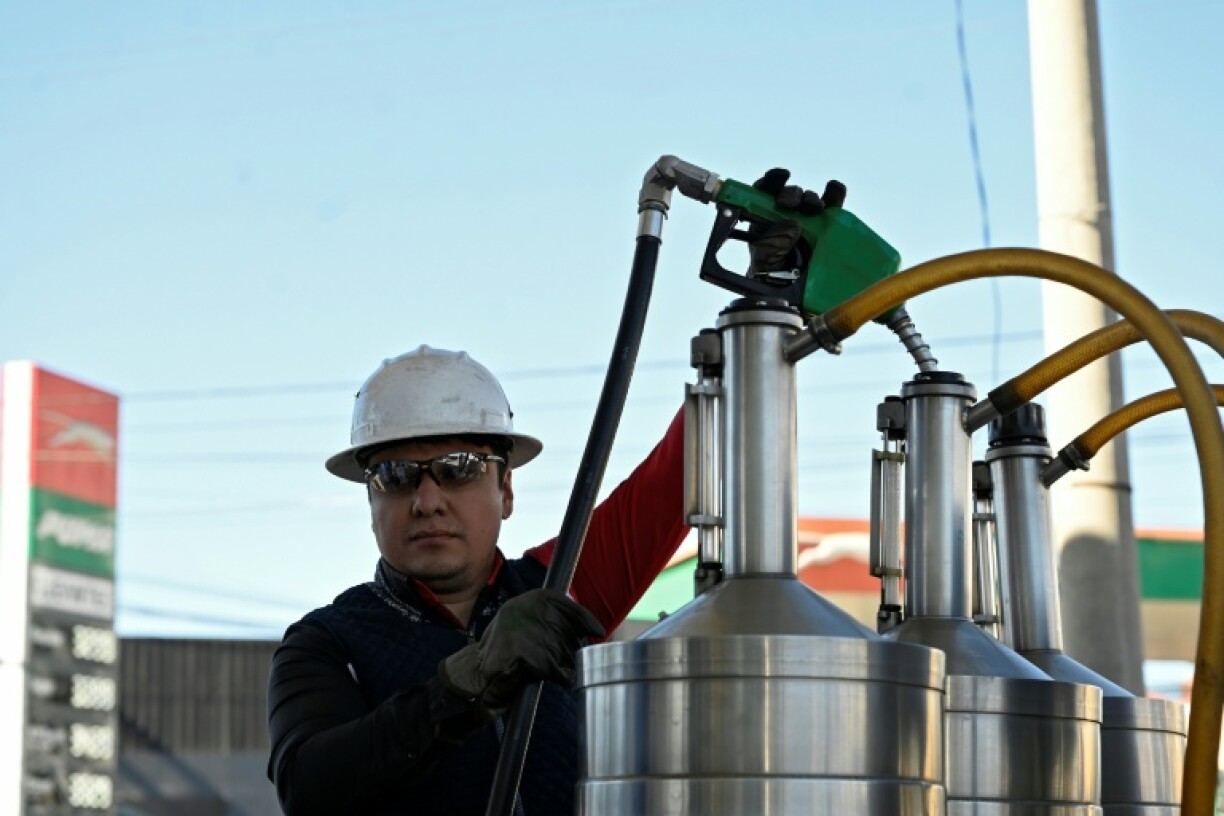 Un technicien du ministère de l'Énergie et des Mines vérifie la qualité et les prix des carburants dans une station-service de la ville de Guatemala, le 10 mars 2026