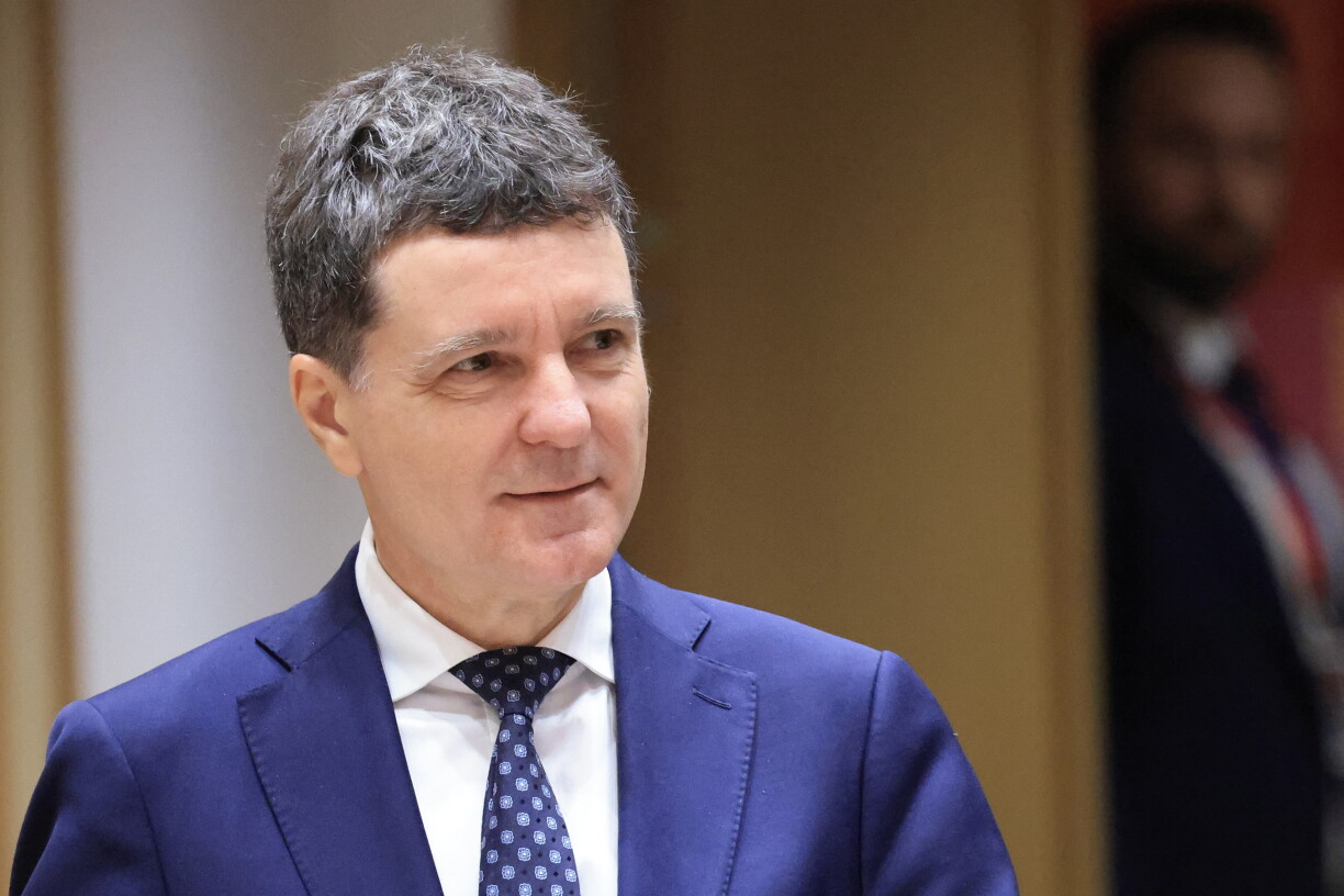Romania's President Nicusor Dan arrives ahead of a round table as part of a European Union summit at the EU headquarters in Brussels on October 16, 2026.