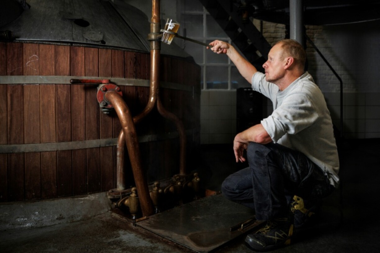 Jean Van Roy travaille dans la brasserie Cantillon à Bruxelles le 14 novembre 2024