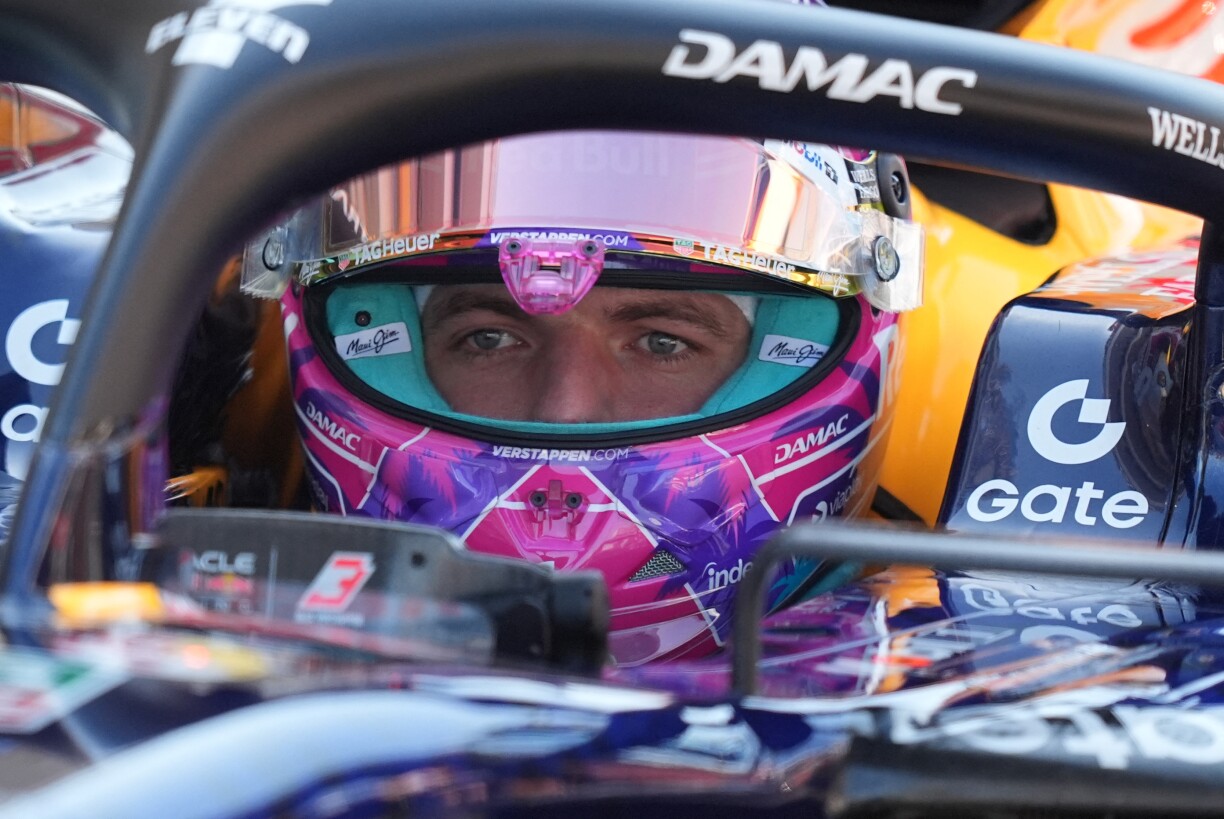 Le pilote néerlandais de Red Bull Racing, Max Verstappen, attend dans le garage avant la séance de qualification du Grand Prix de Formule 1 de Miami 2026.