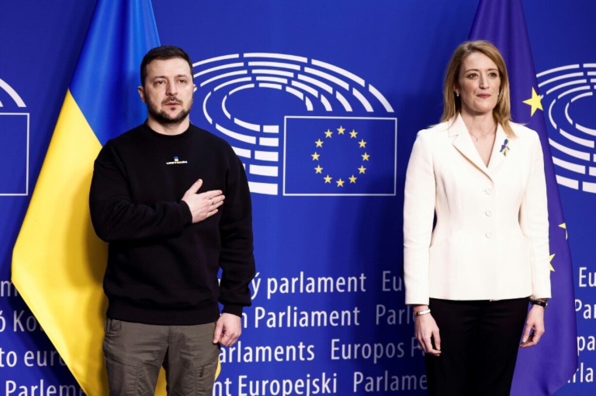 Le président ukrainien Volodymyr Zelensky et la présidente du Parlement européen Roberta Metsola, le 9 février 2023 à Bruxelles.