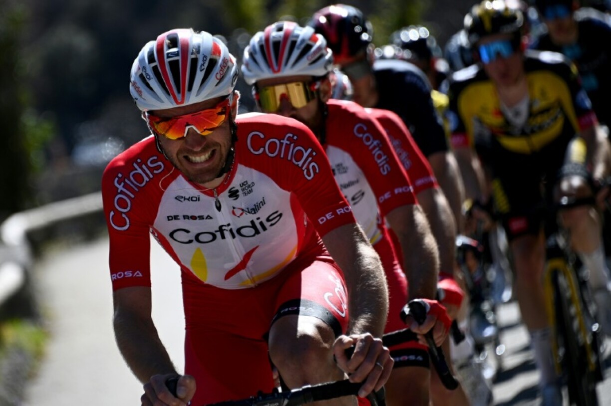 Le coureur français de l'équipe Cofidis Pierre-Luc Perichon mène le peloton lors de la 7e étape de la 79e course cycliste Paris-Nice, 119,5 km entre Le Broc et Valdeblore La Colmiane, le 13 mars 2021