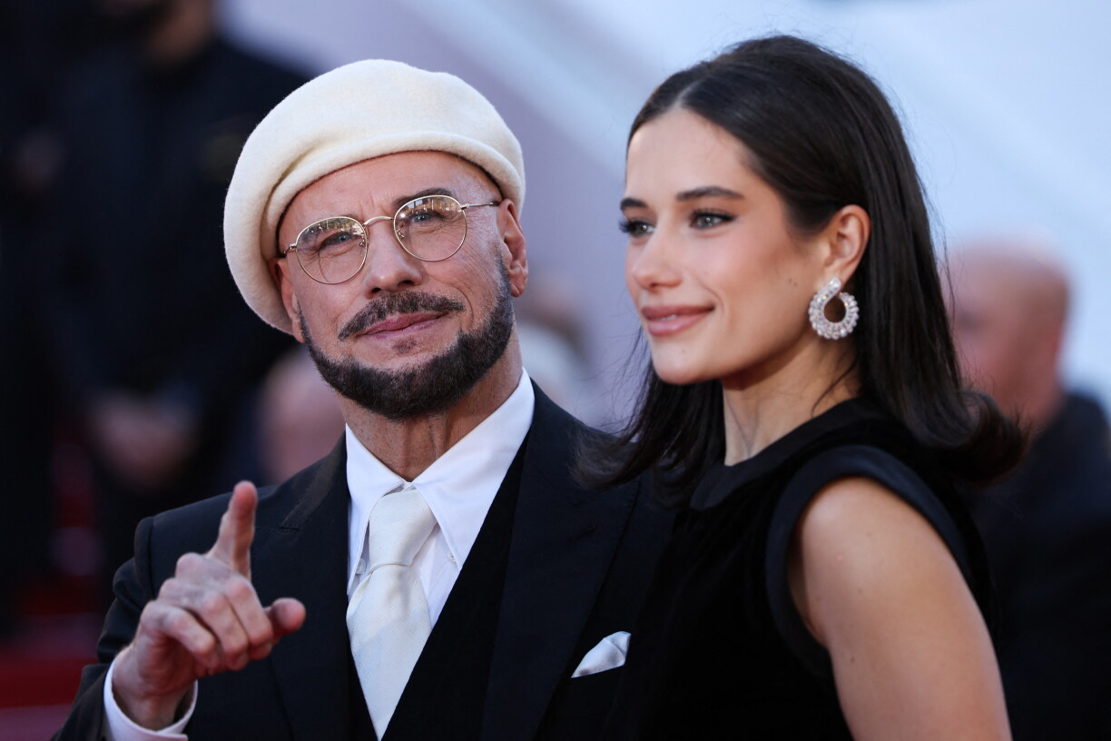 Le réalisateur, scénariste et écrivain américain John Travolta et l'actrice américaine Ella Bleu Travolta arrivent à Cannes pour la projection du film "Propeller One-Way Night Coach" lors de la 79e édition du Festival de Cannes.