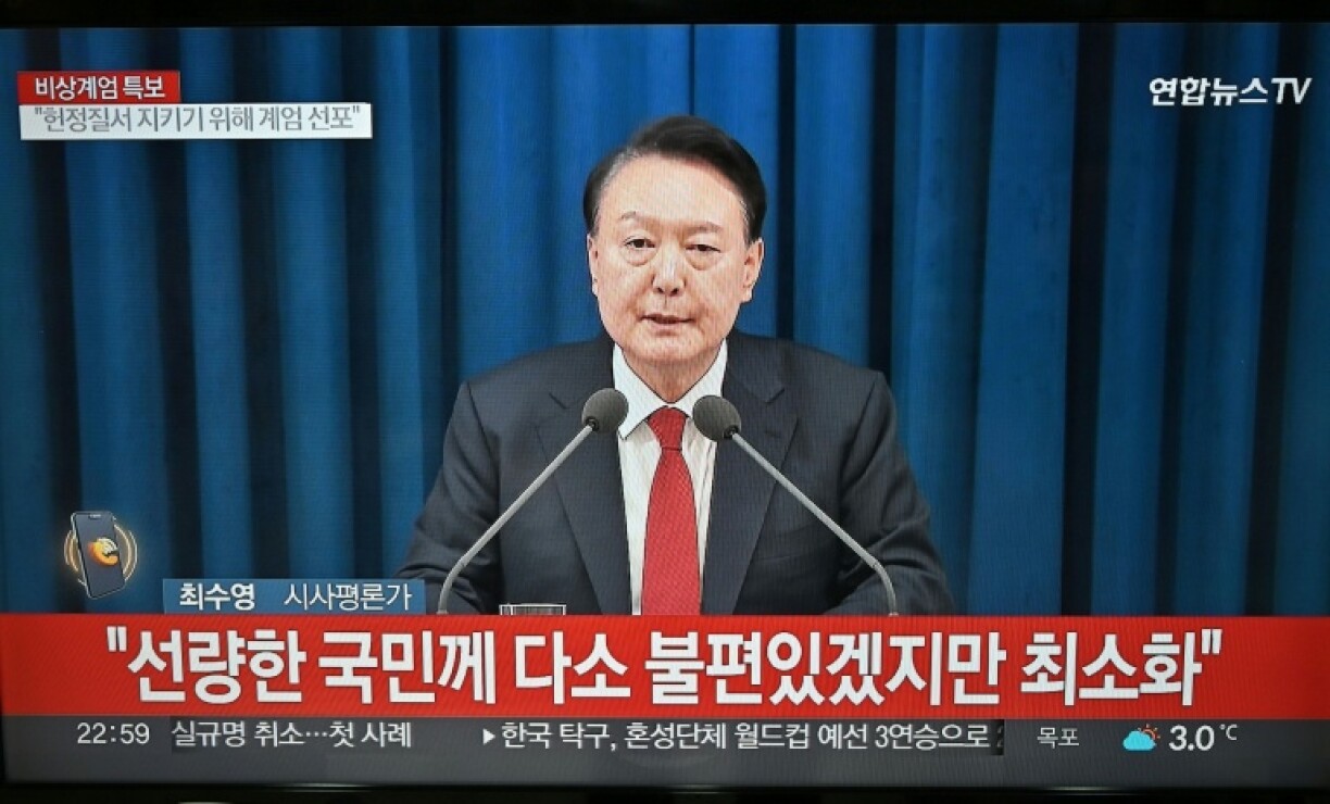 Dans une allocution télévisée à la nation, le président sud-coréen Yoon Suk Yeol impose la loi martiale, le 3 décembre 2024