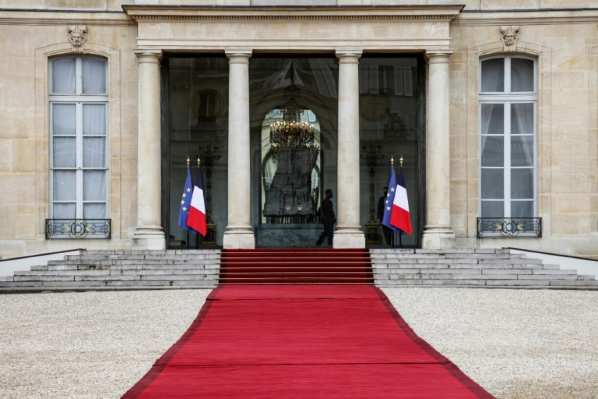 Le tapis rouge dans la cour de l'Elysée à Paris, le 5 juillet 2021