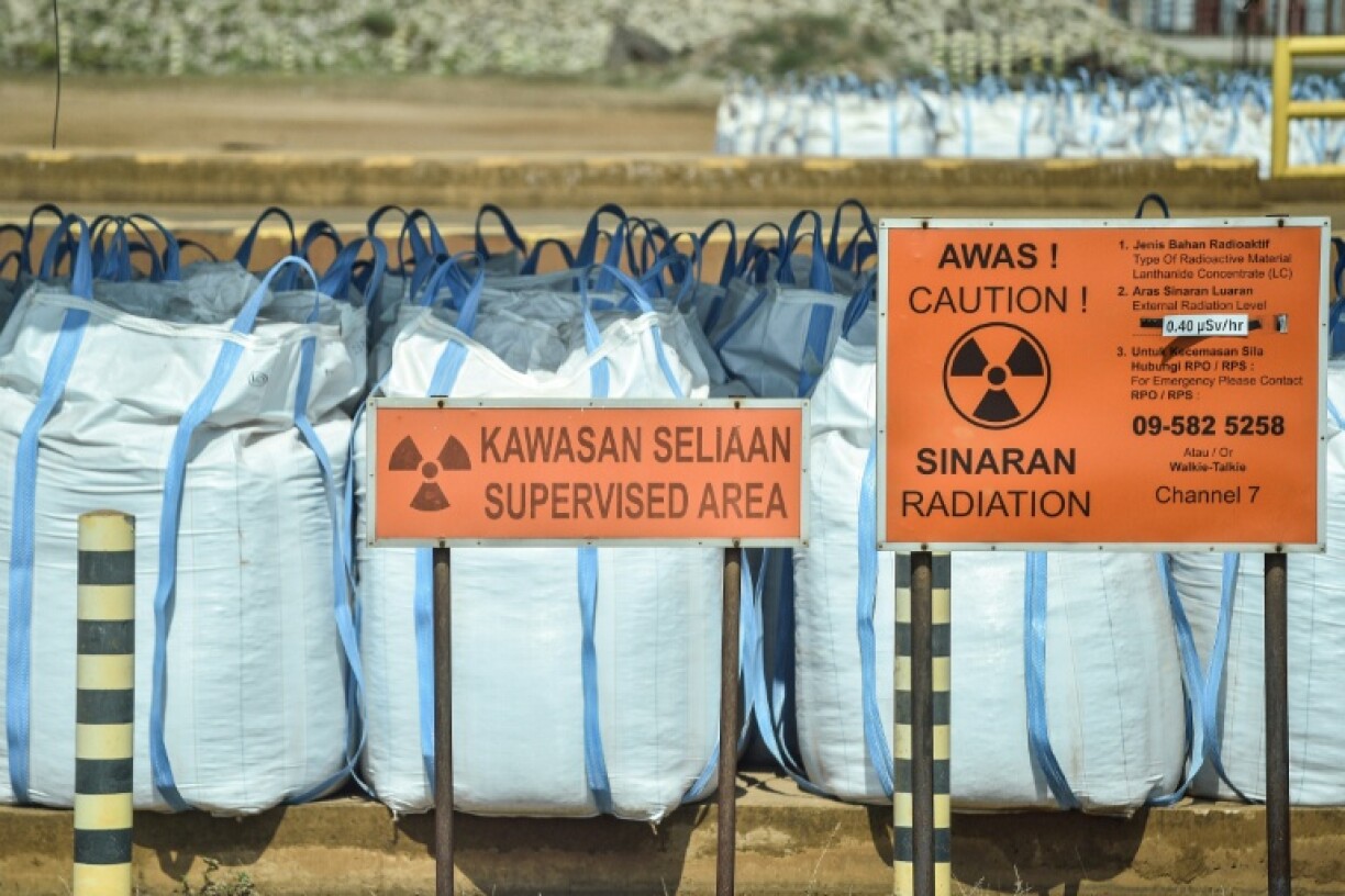 Des sacs contenant des terres rares finement triées lors d'une visite des installations de la société minière australienne Lynas à Gebeng, dans l'est de la Malaisie, le 8 avril 2026